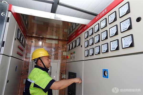5月8日，技术人员在乌鲁木齐白鸟湖奥莱新能源充电站对准备投运的箱式变压器进行调试。