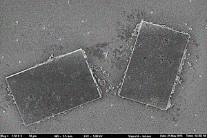 各向异性铯铅氯钙钛矿微米片及其制备方法