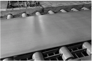 消除热轧带钢表面色差缺陷的控制轧制方法