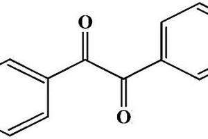 基于苯偶酰提高聚丙烯薄膜击穿场强的方法