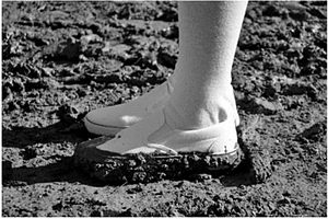 具有防止迸溅泥水的鞋底及其制备方法