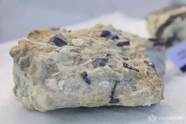 青海新发现巨型锂矿带