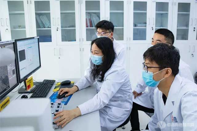 北京理工大学师生正在实验室开展电镜实验