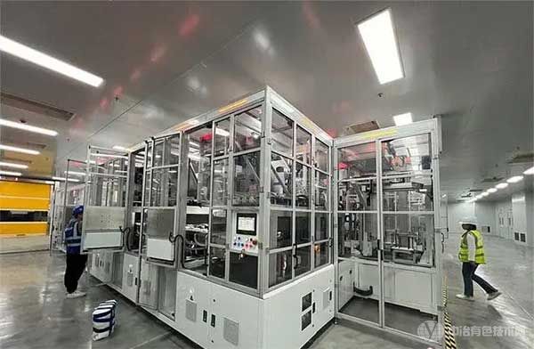 5月14日，在邢东锂电项目叠片合芯车间，工作人员正在抓紧进行叠片机调试。 