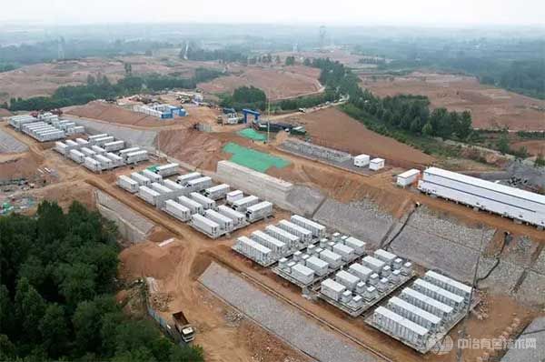 工人在位于平山县的“平山西柏坡百兆瓦级新型电力系统示范工程”建设工地施工(无人机照片)