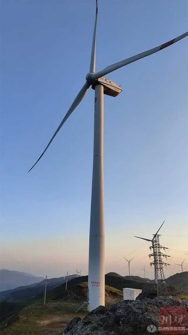 林立在山间的风车带来清洁能源