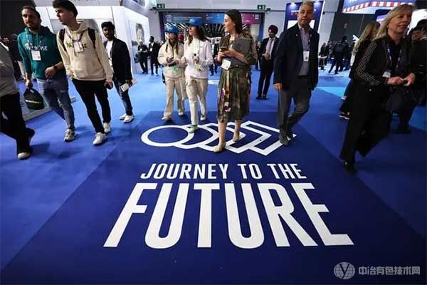 人们在西班牙巴塞罗那举行的2024年世界移动通信大会上参观