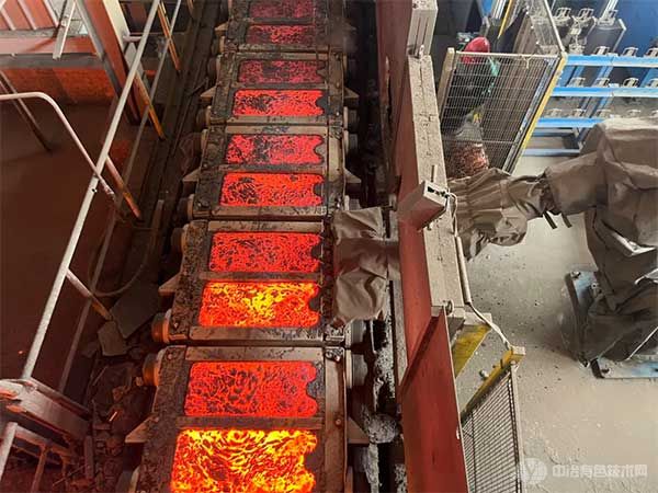 26万吨侧吹熔铸炉生产线上，一台自动插线机器人正在作业。