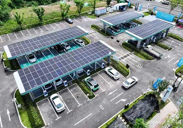 市民在重庆市两江新区明月湖超充示范站给新能源汽车充电