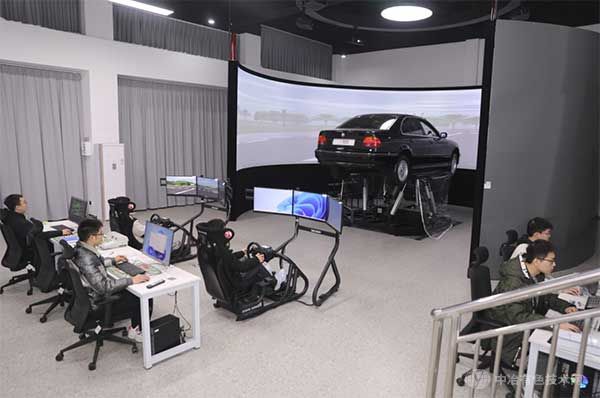 长沙理工大学胡林教授牵头的“车辆安全与智能化研究团队”正在做驾驶模拟实验