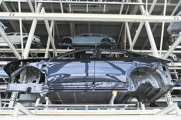 这是在安徽省合肥市新桥智能电动汽车产业园蔚来第二工厂拍摄的“魔方”车辆存取平台