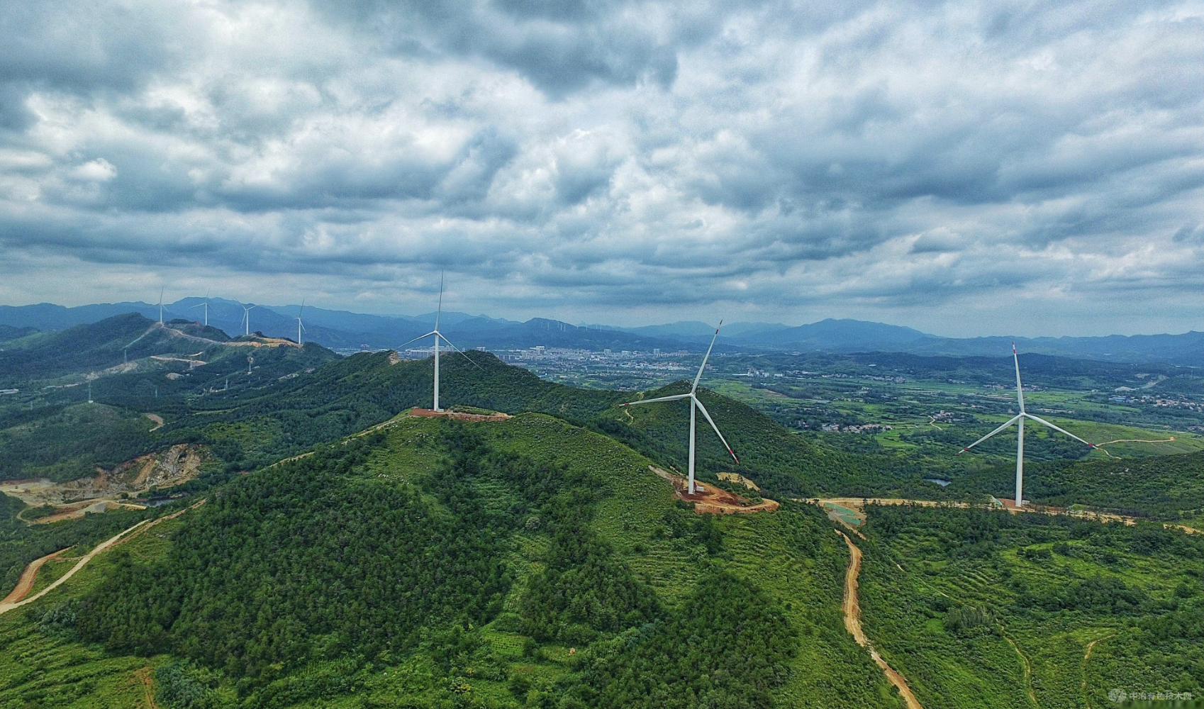 中国巨石：58亿元投建玻纤生产线及配套风电项目，引领绿色智能制造