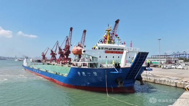 琼州海峡迎来“绿源一号”首艘环保运输船首航成功