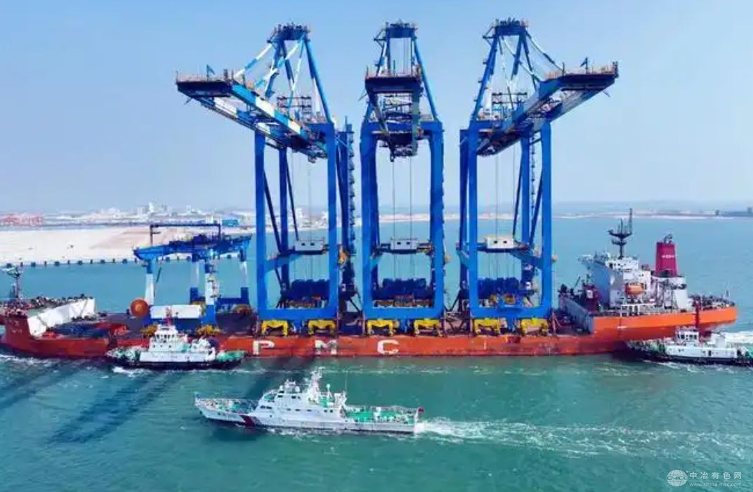 北部湾港20万吨级自动化码头投运 国际货轮首航铝土矿装卸