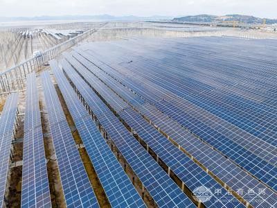 中核二二斩获阿布扎比阿吉班PV3太阳能电站PV区光伏板安装工程