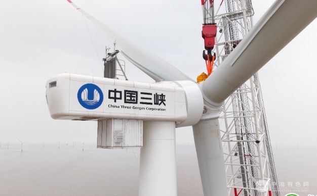 江苏大丰800兆瓦海上风电项目：首台风机吊装成功