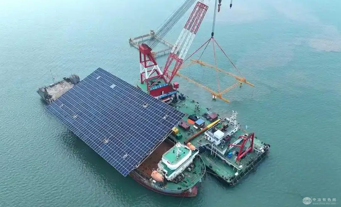 我国首个桩基固定式海上光伏项目并网发电 铝合金支架经受海洋环境考验