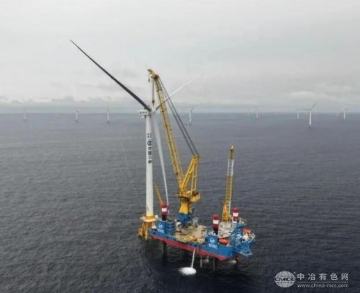 世界首例！±500kV柔性直流输电技术助力海上风电项目首台风机成功吊装