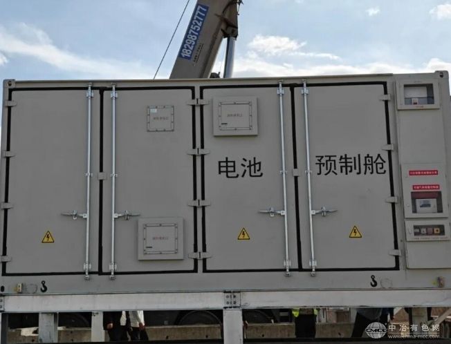华能陇东能源D2储能电站迎关键进展：首台电池舱顺利就位