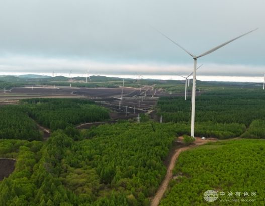 富裕200兆瓦风电项目首台风机吊装成功，圆满收官
