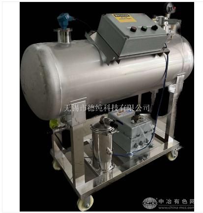 电动防爆(防水)自动浮油收集机 简介：一种电动标准防爆型号的自动浮油收集机，对水面及其它液面漂浮流动液体可快速清除、分离、存储。集吸油、排水(排油)、油水分离、油液储存功能为一体。采用国家专利的独一无二的流道结构，集引入式气浮、旋流、重力分离技术为一体，分离效率高结构实用可靠，易损件成本极低。 适合露天及油库等防爆场所使用的浮油收集机，可与全铜撇油器配合使用。设备过流材质可选择碳钢、不锈钢、PE以适应复杂工况。 电机电器控制防爆等级：dⅡBT4，IP55 泵标准吸程最高可达8米 泵吸油流量：15～30L/Min