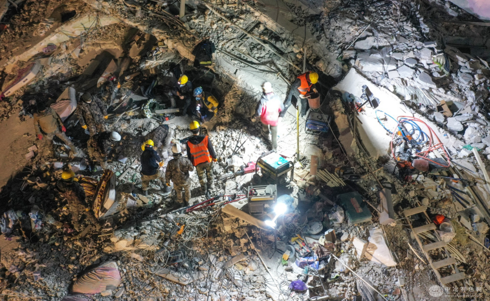 加拿大金矿突发坍塌事故 三名矿工被困井下