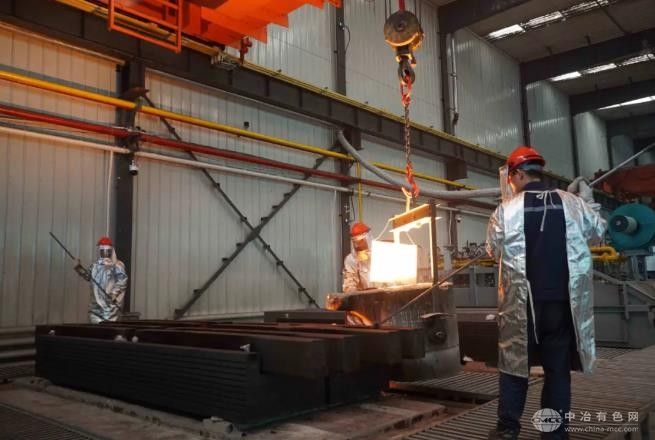 国家电投扎铝二期项目：阴极炭块组磷生铁浇铸首战告捷