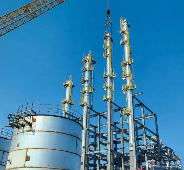 上海华谊绿色甲醇项目核心装置吊装告捷，四座精馏塔全部就位