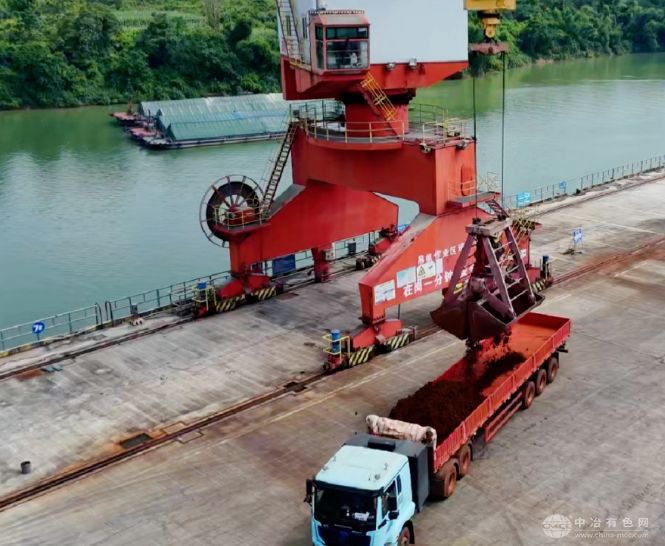 中国—东盟多式联运迎来新突破！首批铝土矿经公水海联运成功运抵崇左