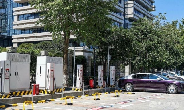 华为数字能源落子西湖畔，超级充电港湾“大会堂站”璀璨亮相等候满电出发